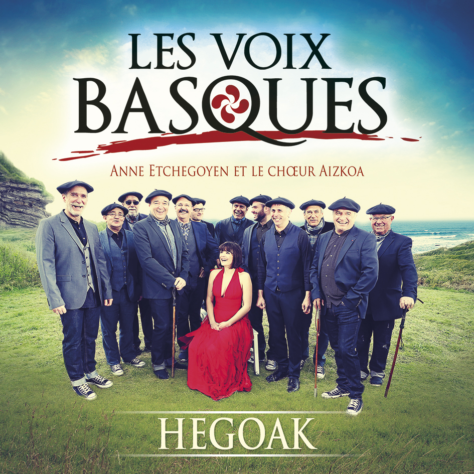 Photo de couverture de l'album les voix basques auquel Anne Etchegoyen chante entourée du Choeur Aizkoa
